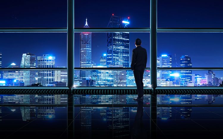 Banker schaut auf die Skyline der Stadt