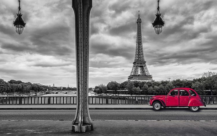 Oldtimer-Auto auf Brücke vor dem Eiffelturm in Paris
