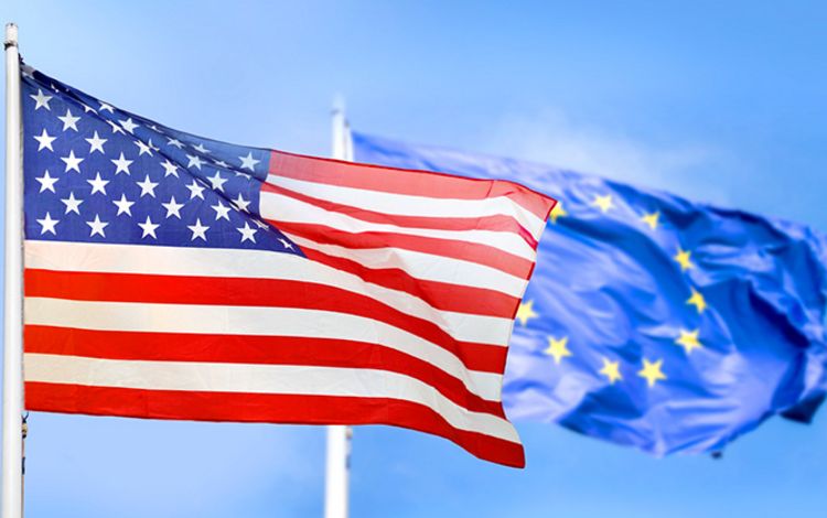 Die Flaggen von USA und der EU
