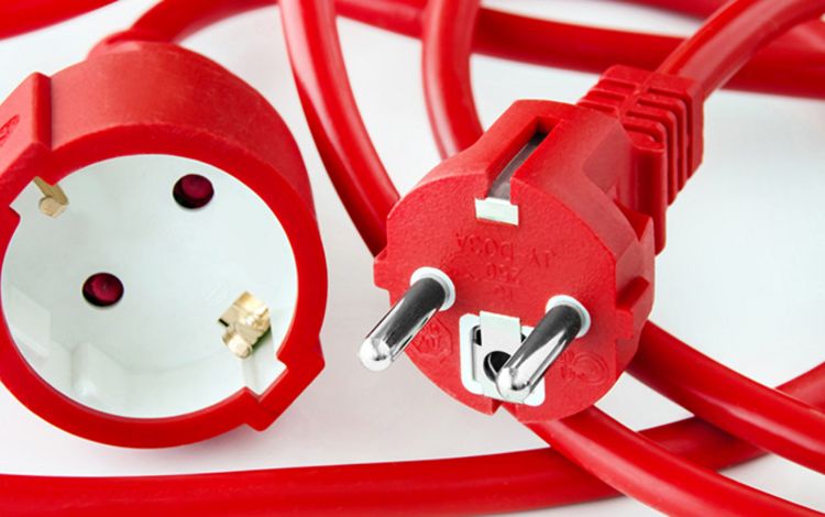Stecker und Anschlussdose mit rotem Kabel