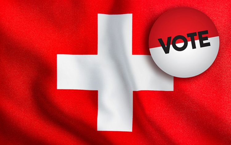 Schweizer Flagge und Sticker mit "Vote"