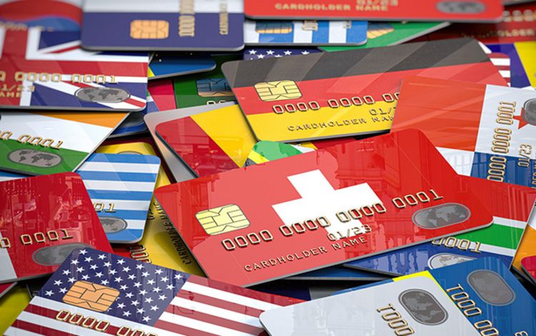 Viele Kreditkarten mit Länderflagge als Symbol für Banken in vielen Ländern