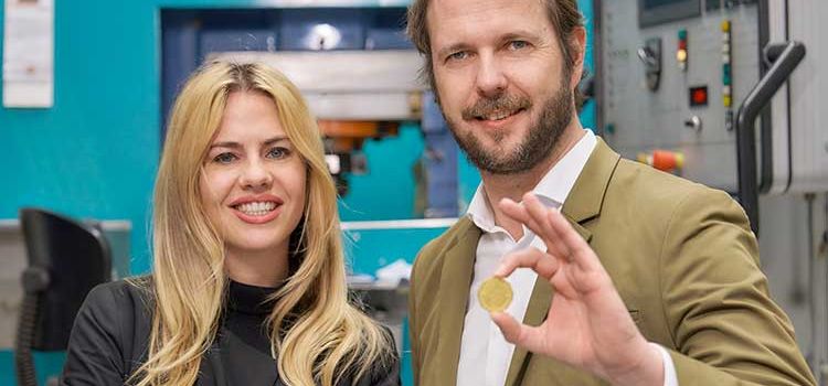 Sarah Schlagenhauf (CEO Vivents by Art Deal) und Christian Brenner (CEO Philoro Schweiz) mit ihrem ersten Phygital Asset Coin