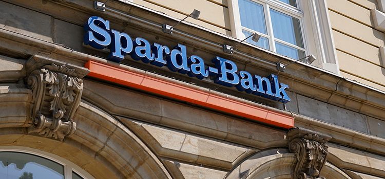 Das Logo der Sparda-Bank an einem Bankhaus