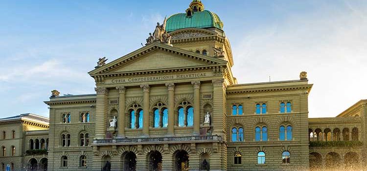 Frontansicht des Bundeshauses in Bern